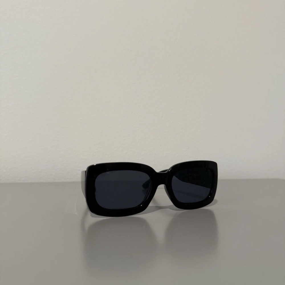 Women’s black sunglasses
